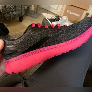 Brooks Trace 2 Women's Black and Vibrant Pink Athletic Shoes